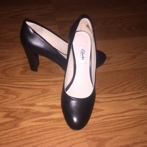 Like new Clark’s pumps. Only wore a few time. Look brand new on sole!
